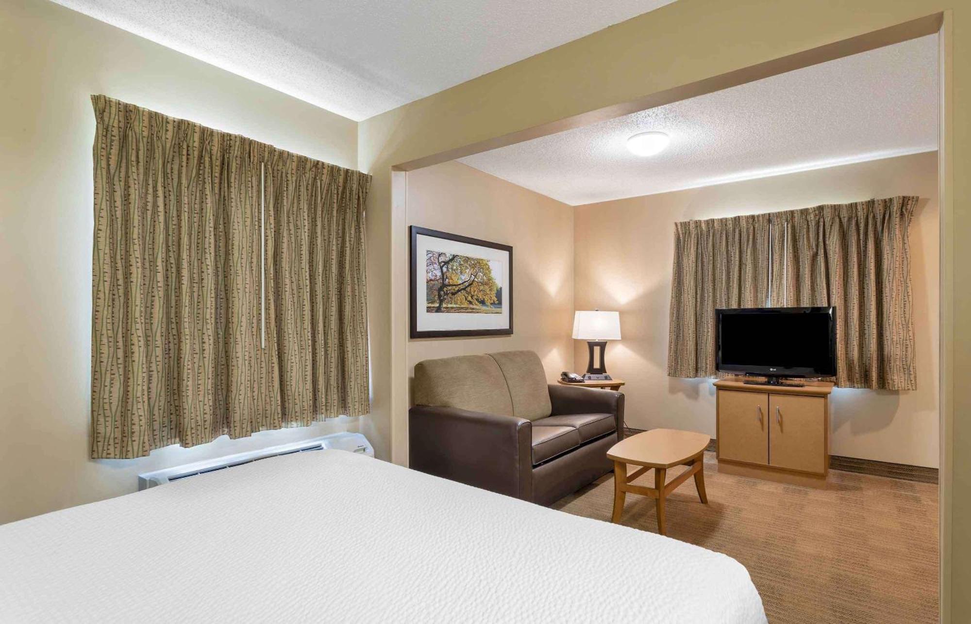 Extended America - - West Hills Hotel 2*
